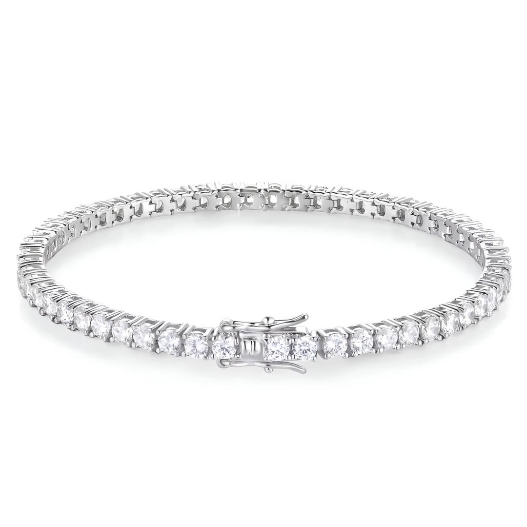 Bracelet tennis en argent 925 plaqué or blanc et diamants synthétiques sur fond blanc.