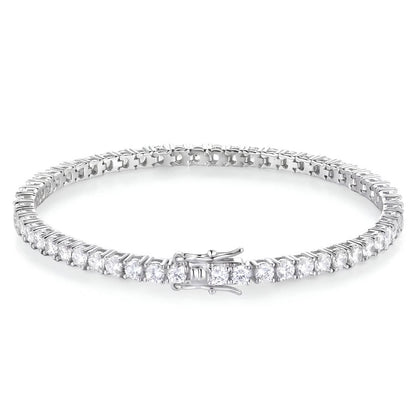 Bracelet tennis en argent 925 plaqué or blanc et diamants synthétiques sur fond blanc.