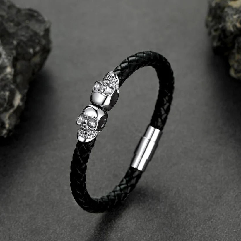 Bracelet tête de mort en cuir tressé noir et acier inoxydable plaqué titane blanc debout.