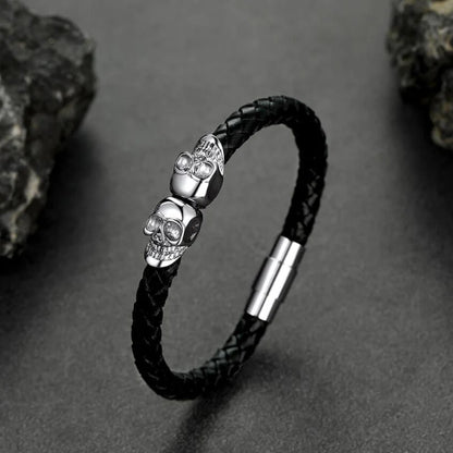 Bracelet tête de mort en cuir tressé noir et acier inoxydable plaqué titane blanc debout.