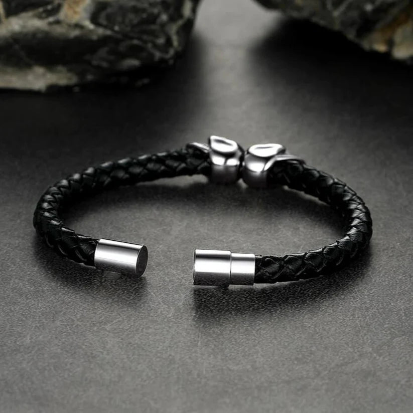 Bracelet tête de mort en cuir tressé noir et acier inoxydable plaqué titane blanc vue de dos.