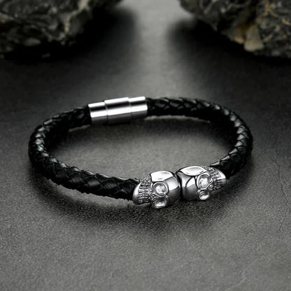 Bracelet tête de mort en cuir tressé noir et acier inoxydable plaqué titane blanc vue de face.