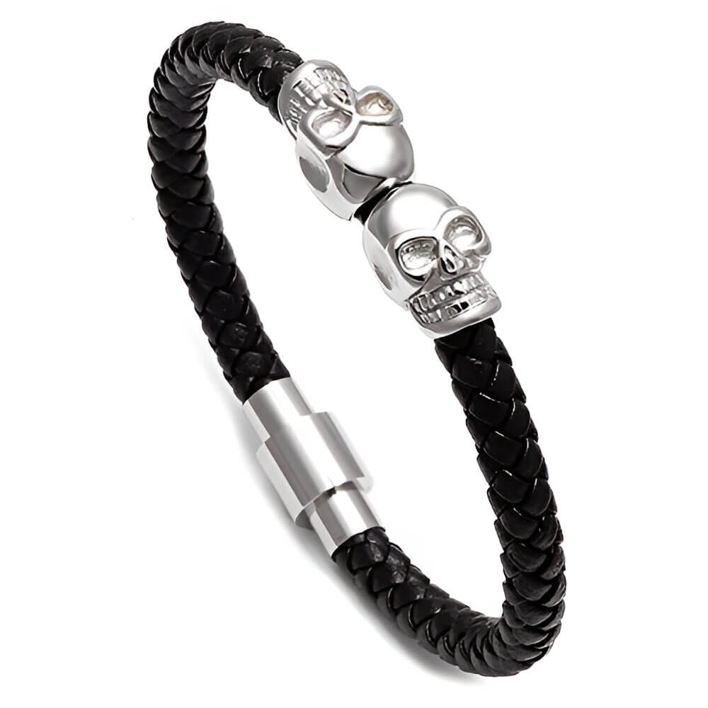 Bracelet tête de mort en cuir tressé noir et acier inoxydable plaqué titane blanc sur fond blanc.