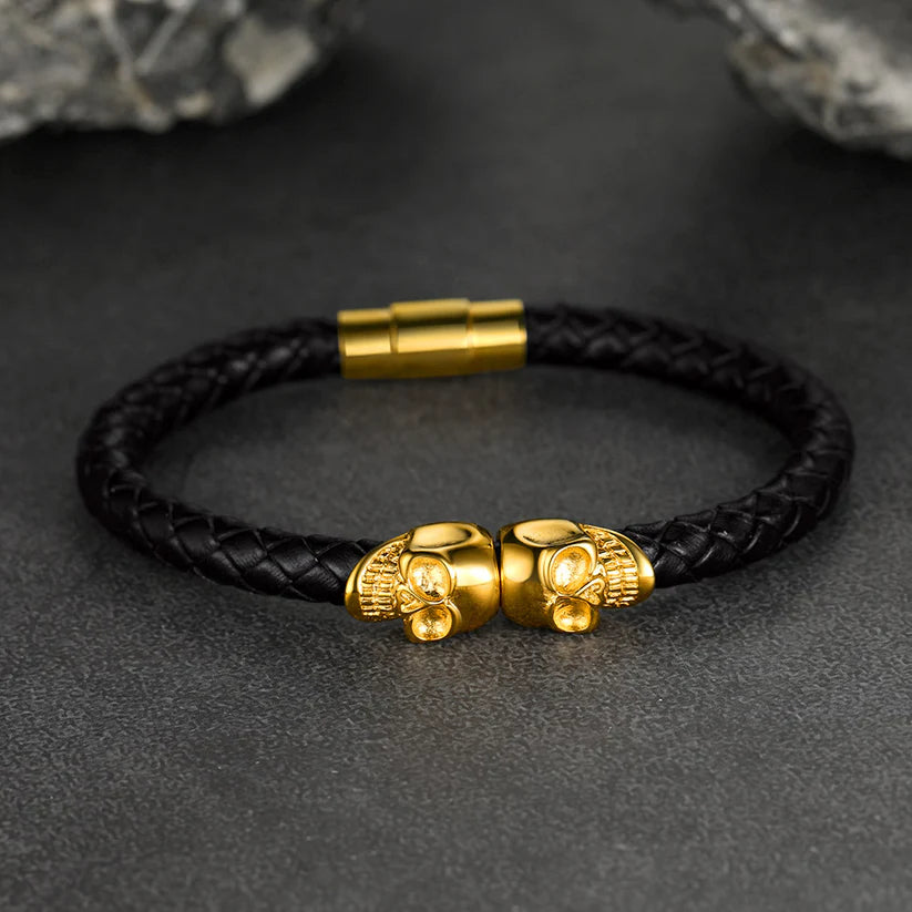Bracelet tête de mort en cuir tressé noir et acier inoxydable plaqué or jaune vue de face.