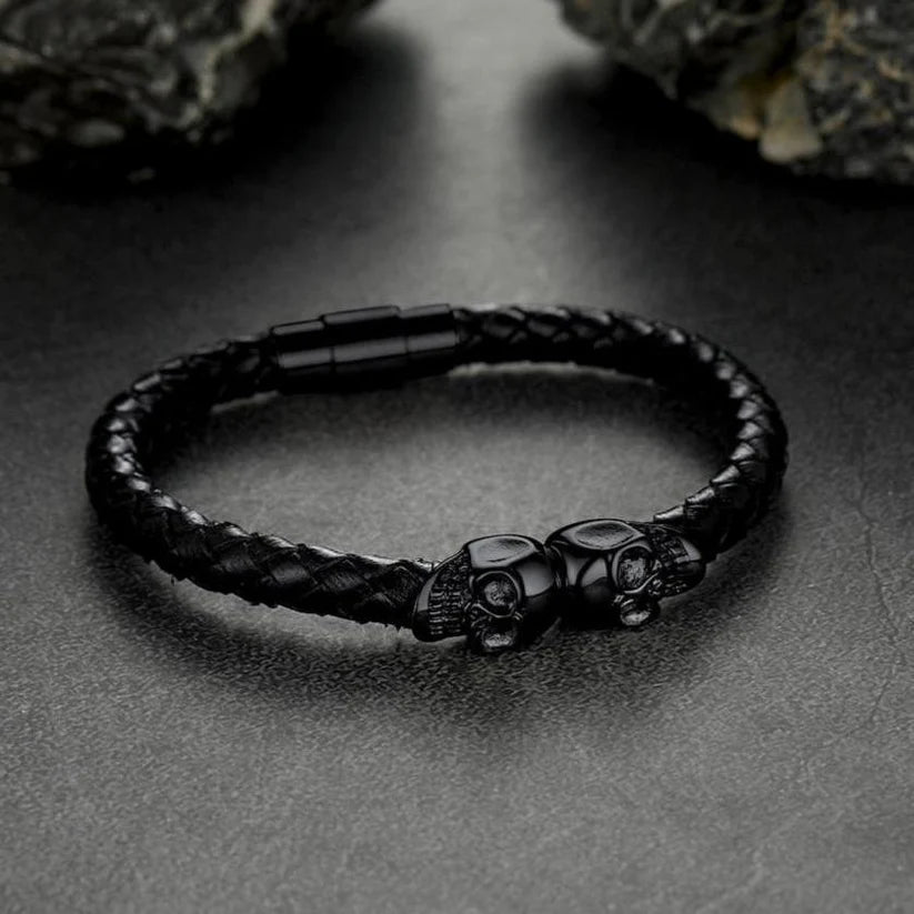 Bracelet tête de mort en cuir tressé noir et acier inoxydable plaqué titane noir vue de face.