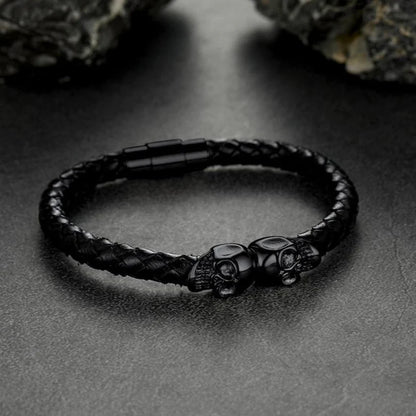 Bracelet tête de mort en cuir tressé noir et acier inoxydable plaqué titane noir vue de face.