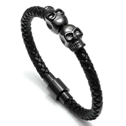 Bracelet tête de mort en cuir tressé noir et acier inoxydable plaqué titane noir sur fond blanc.