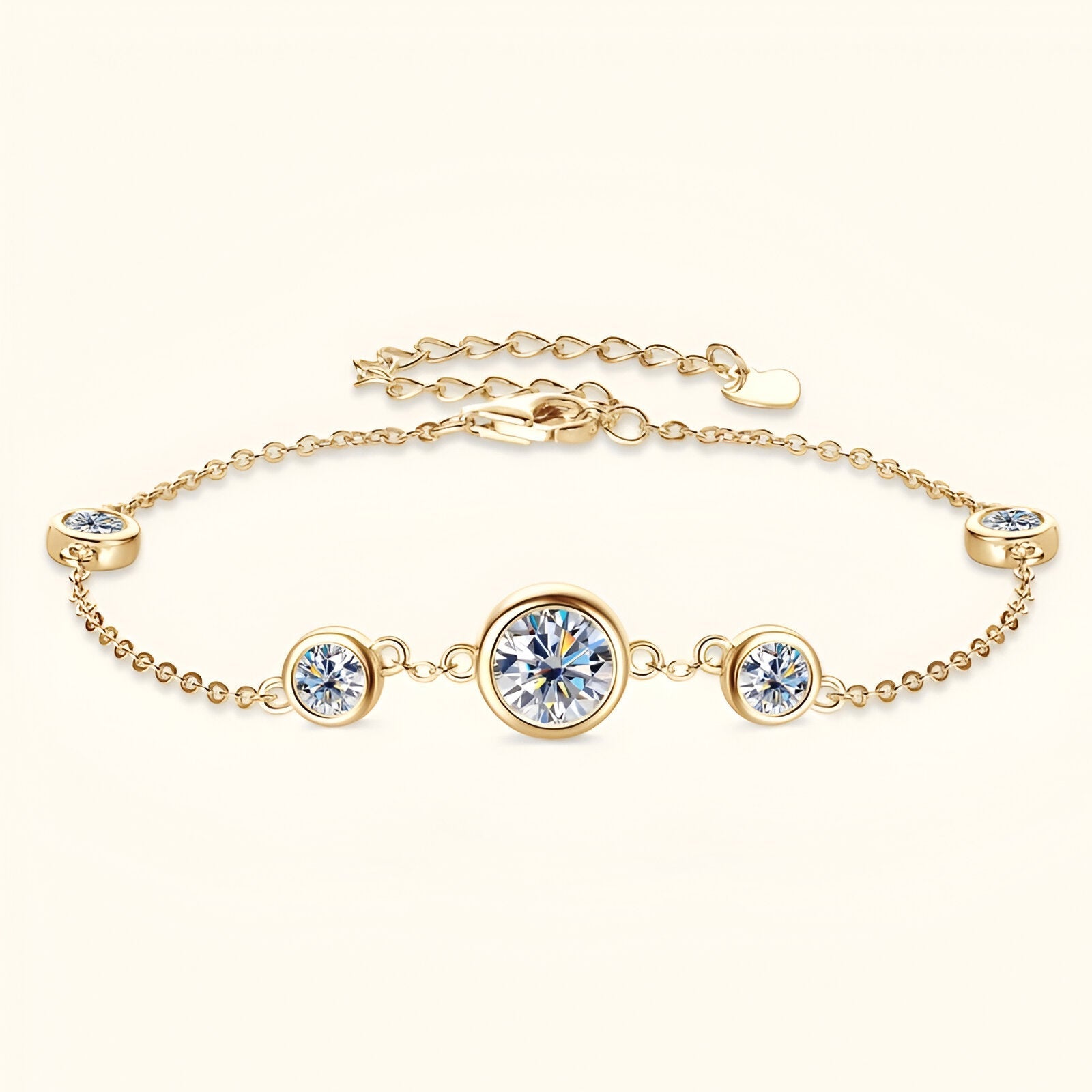 Chaîne cinq pierre en or jaune et diamants synthétiques vue de face.