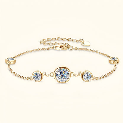 Chaîne cinq pierre en or jaune et diamants synthétiques vue de face.