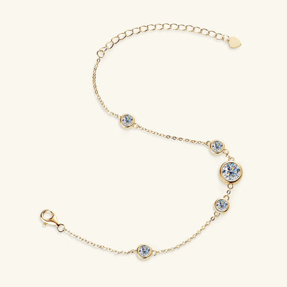 Chaîne cinq pierre en or jaune et diamants synthétiques posée.