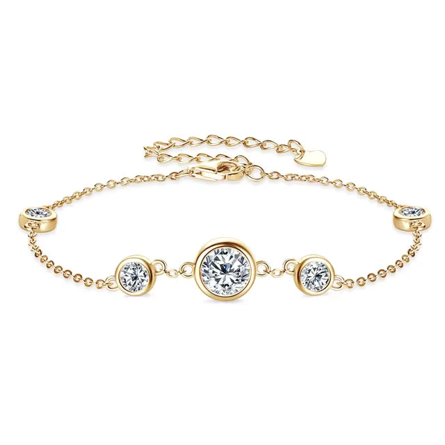 Chaîne cinq pierre en or jaune et diamants synthétiques sur fond blanc.