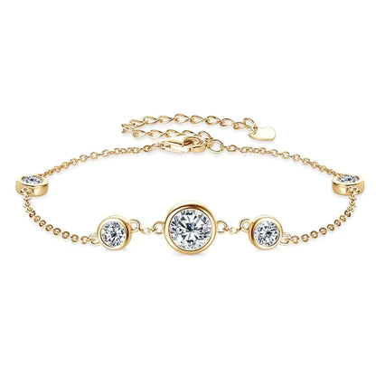 Chaîne cinq pierre en or jaune et diamants synthétiques sur fond blanc.