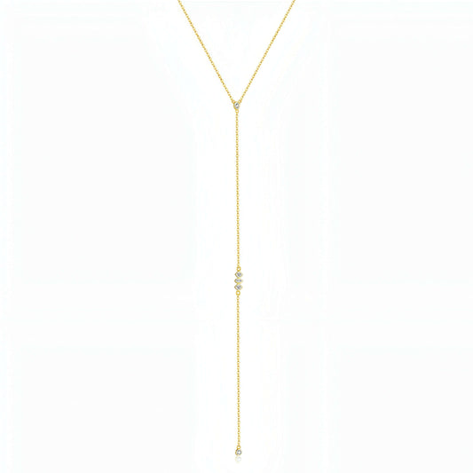 chaîne doré en or jaune et diamants naturels sur fond blanc.