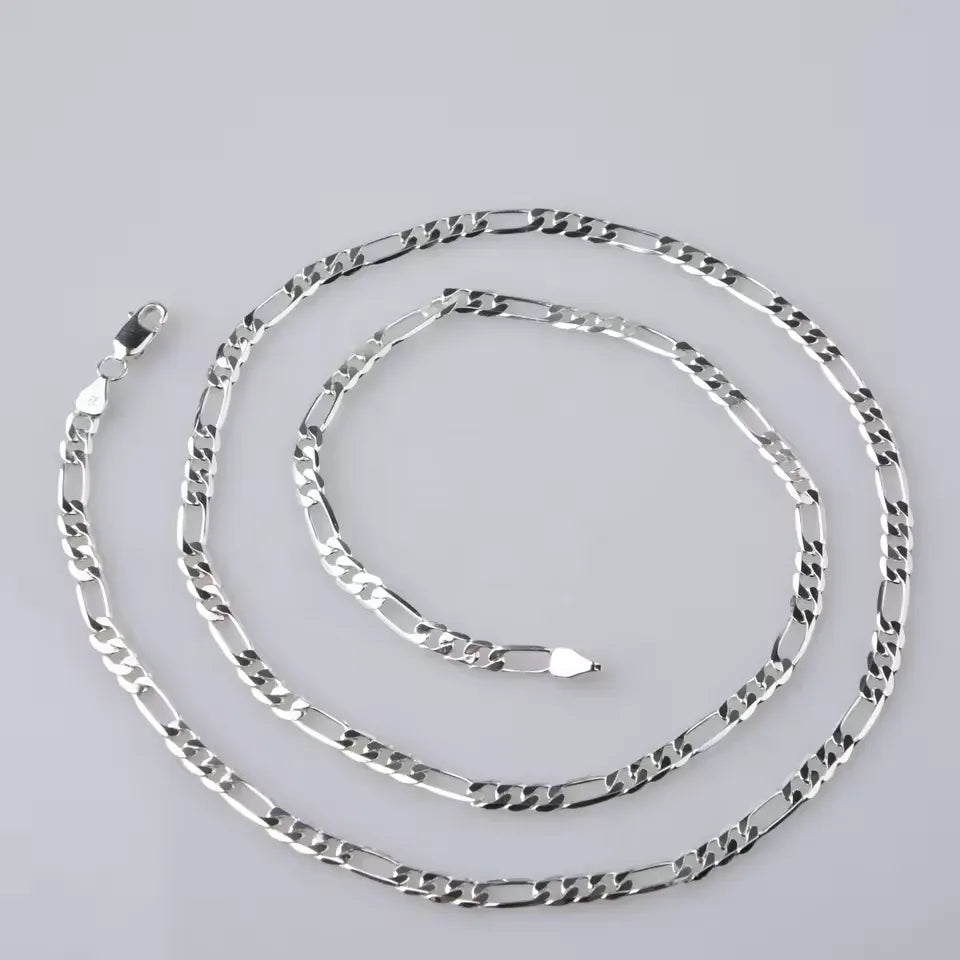 Chaîne figaro en argent 925 plaqué or blanc enroulée à plat.
