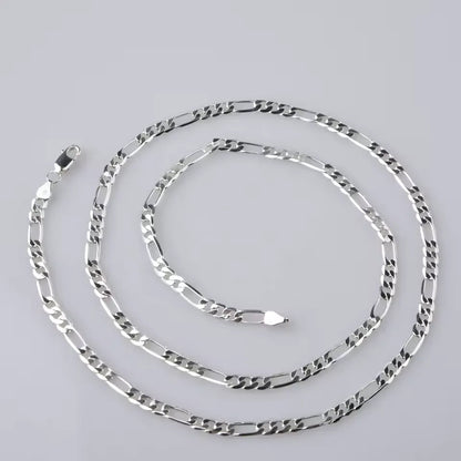 Chaîne figaro en argent 925 plaqué or blanc enroulée à plat.