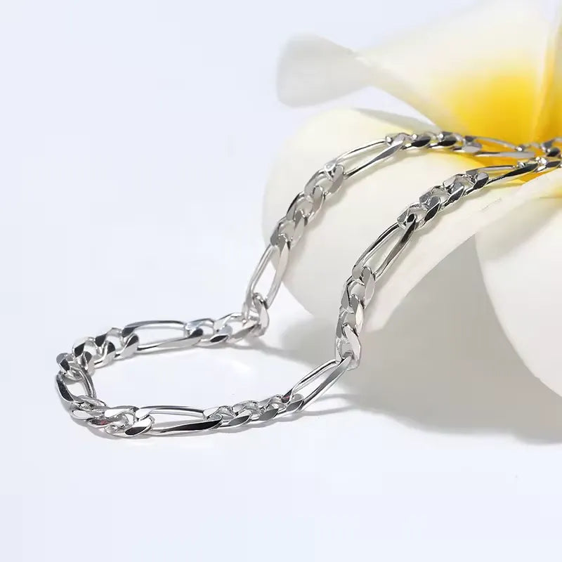 Chaîne figaro en argent 925 plaqué or blanc vue de proche.
