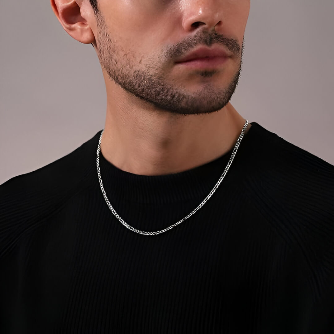Chaîne figaro en argent sterling 925 porté au cou d'un homme vue de loin.