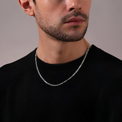 Chaîne figaro en argent sterling 925 porté au cou d'un homme vue de loin.