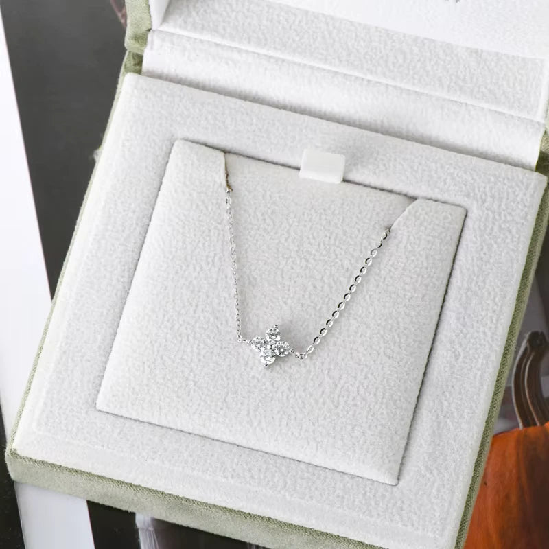 Chaîne fleur solitaire en or blanc et diamants synthétiques dans son écrin.