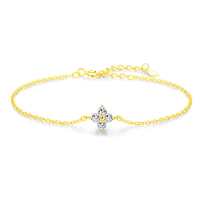 Chaîne fleur solitaire en or jaune et diamants synthétiques sur fond blanc.