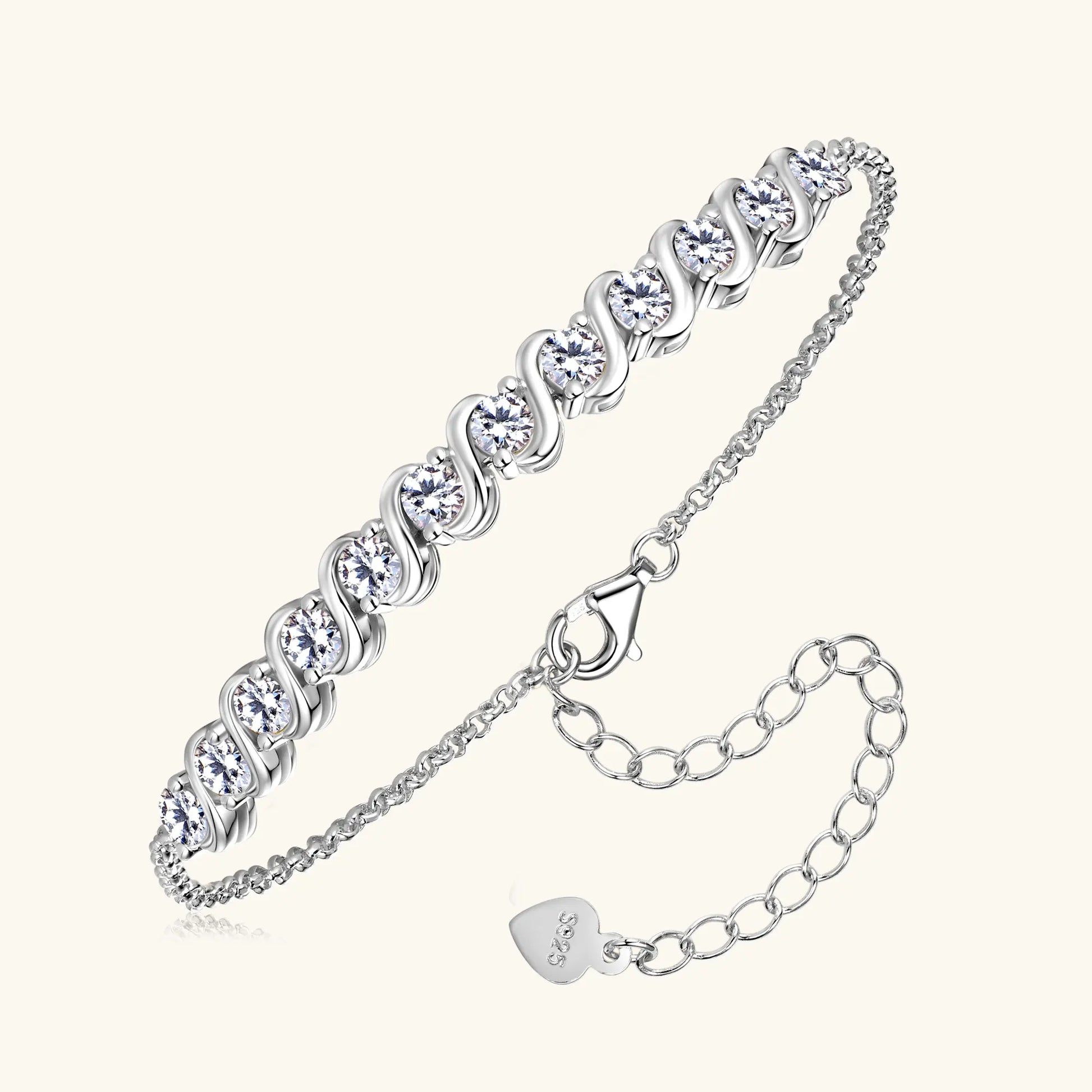 Chaîne fluide en argent 925 plaqué or blanc et diamants en moissanite posée en biais.