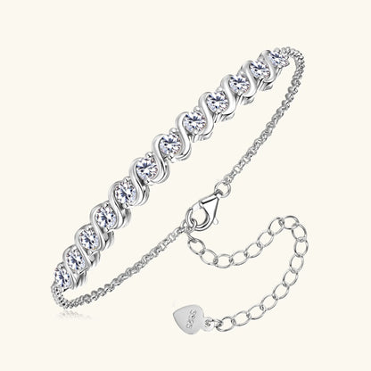 Chaîne fluide en argent 925 plaqué or blanc et diamants en moissanite posée en biais.