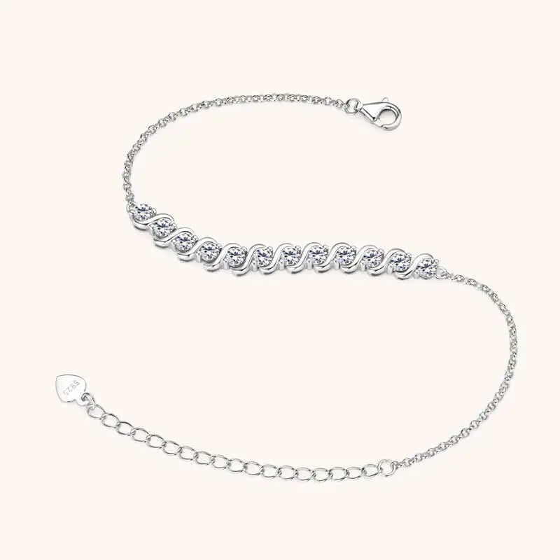 Bracelet chaîne fluide en argent 925 plaqué or blanc et moissanites étalé.