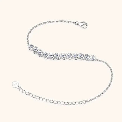 Bracelet chaîne fluide en argent 925 plaqué or blanc et moissanites étalé.