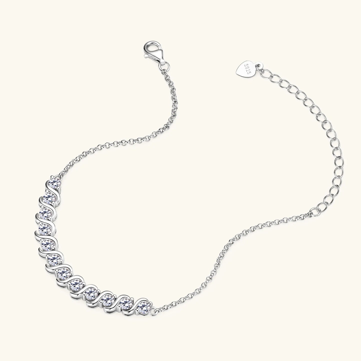 Bracelet chaîne fluide en argent 925 plaqué or blanc et diamants en moissanite à plat.