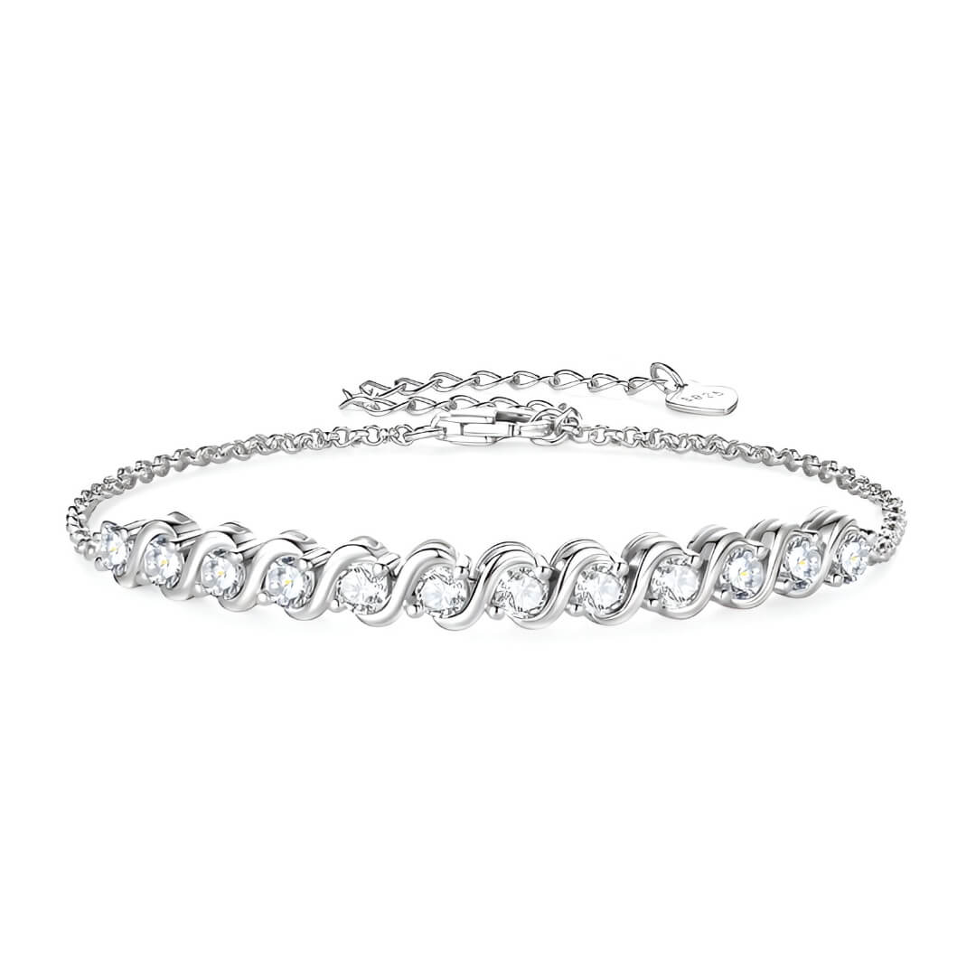 Chaîne fluide en argent 925 plaqué or blanc et diamants en moissanite sur fond blanc.