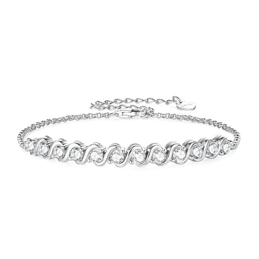 Chaîne fluide en argent 925 plaqué or blanc et diamants en moissanite sur fond blanc.