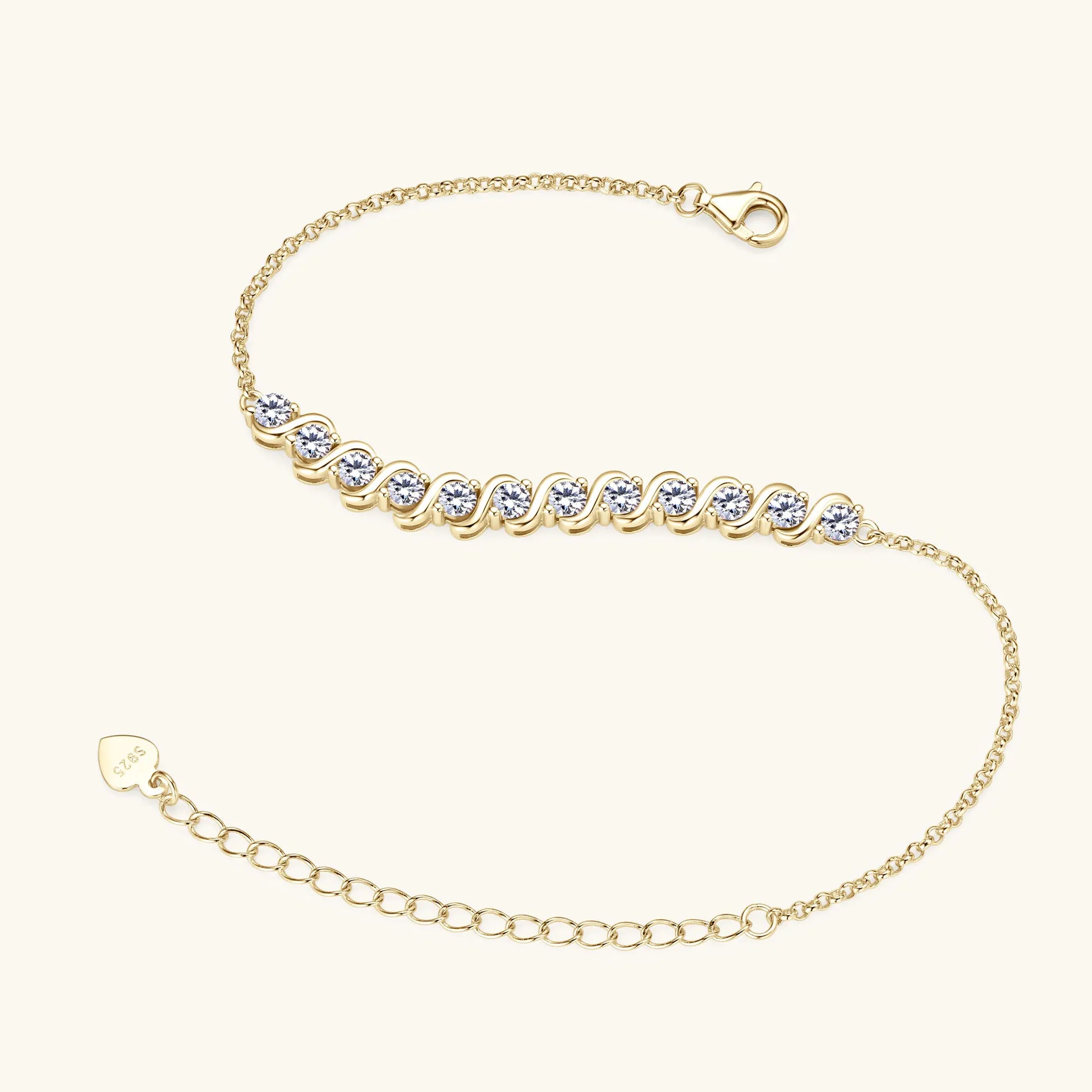 Chaîne fluide en argent 925 plaqué or jaune et diamants synthétiques vue du dessus.