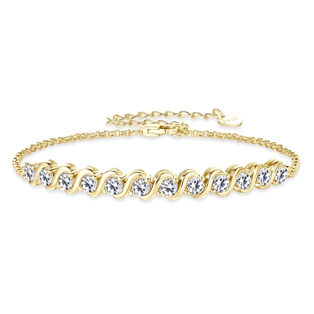 Chaîne fluide en argent 925 plaqué or jaune et diamants synthétiques sur fond blanc.