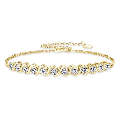 Chaîne fluide en argent 925 plaqué or jaune et diamants synthétiques sur fond blanc.