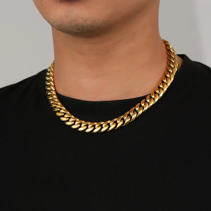Chaîne maille cubaine en acier inoxydable doré portée au cou d'un homme.