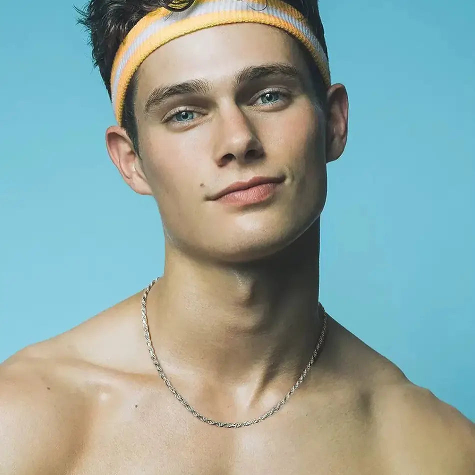 Chaîne maille torsadée en argent plaqué or blanc portée au cou d'un homme.