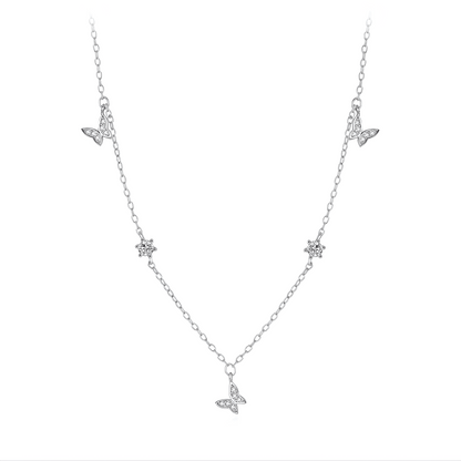 Chaîne papillons en or blanc et diamants naturels sur fond blanc.