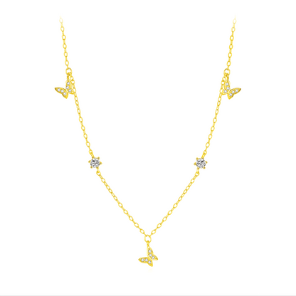 Chaîne papillons en or jaune et diamants naturels sur fond blanc.