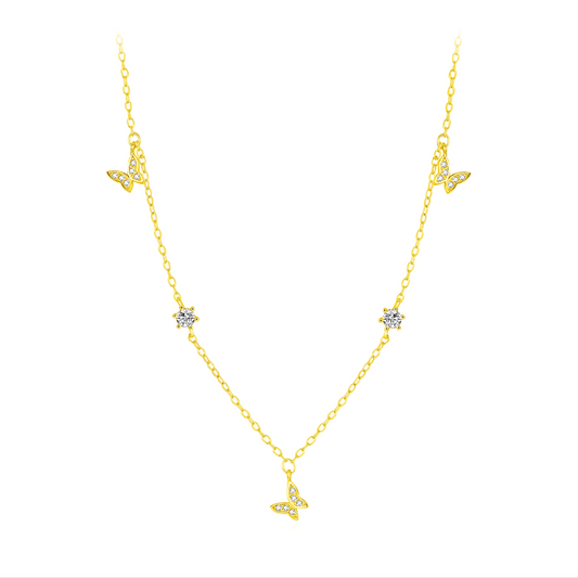 Chaîne papillons en or jaune et diamants naturels sur fond blanc.