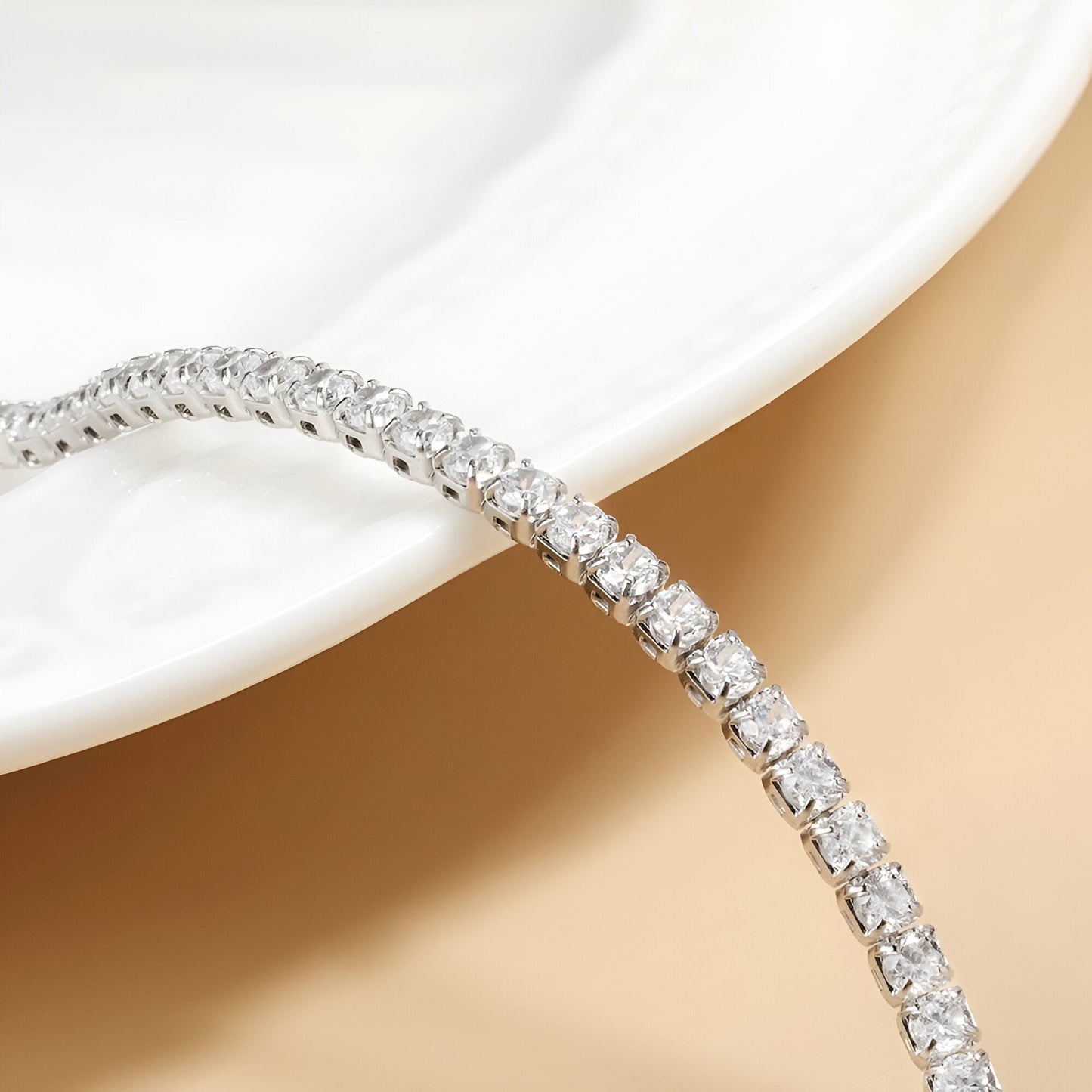 Chaîne pavé de diamants synthétiques / diamants naturels en or blanc vue de proche.