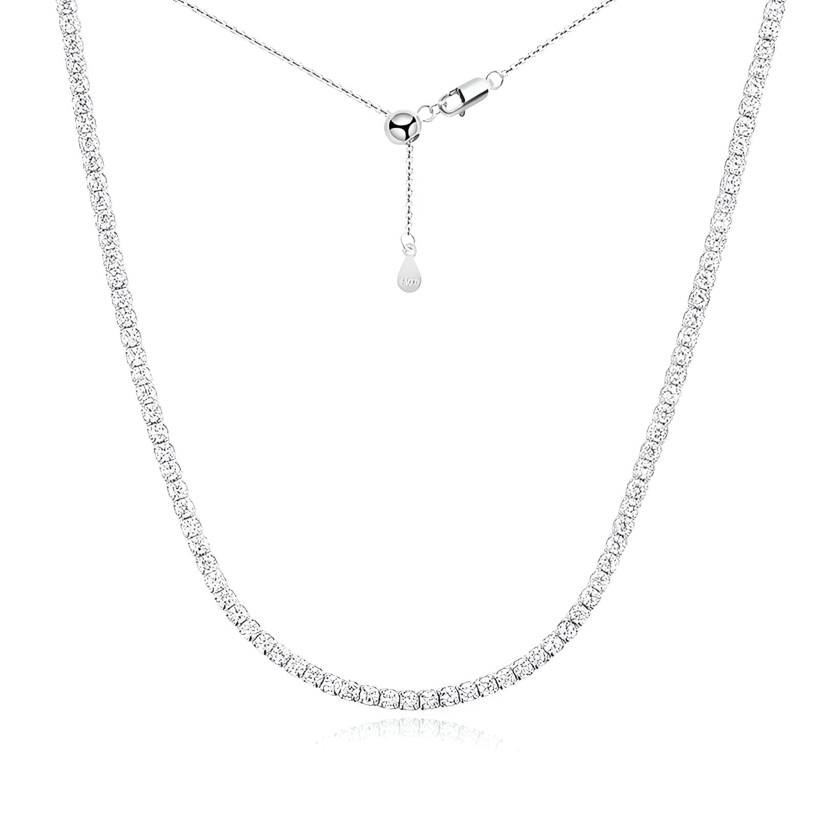 Chaîne pavé de diamants synthétiques / diamants naturels en or blanc sur fond blanc.