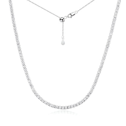 Chaîne pavé de diamants synthétiques / diamants naturels en or blanc sur fond blanc.