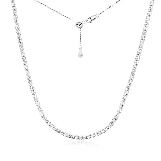 Chaîne pavé de diamants synthétiques / diamants naturels en or blanc sur fond blanc.