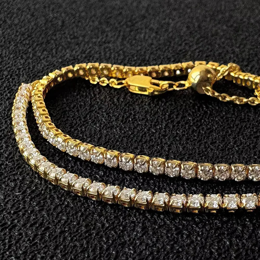 Chaîne pavé de diamants naturels / diamants synthétiques en or jaune vue de proche.