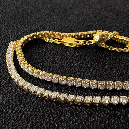 Chaîne pavé de diamants naturels / diamants synthétiques en or jaune vue de proche.