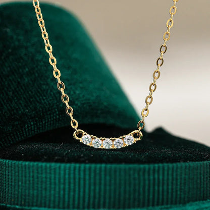 Collier chaîne pendentif cinq pierres en argent plaqué or jaune et diamants vue de face.