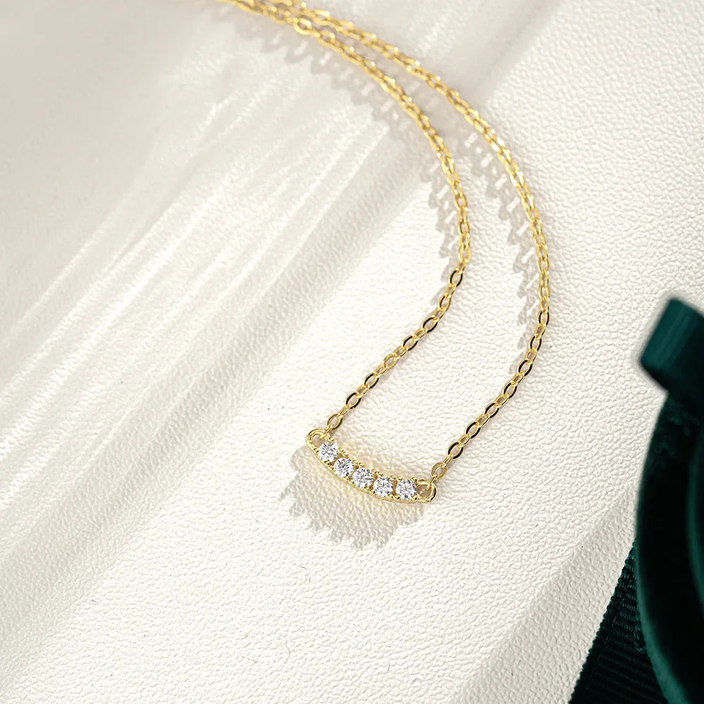 Collier chaîne pendentif cinq pierres en argent plaqué or jaune et diamants à plat.