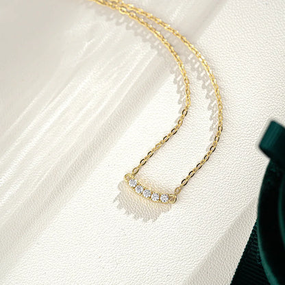 Collier chaîne pendentif cinq pierres en argent plaqué or jaune et diamants à plat.