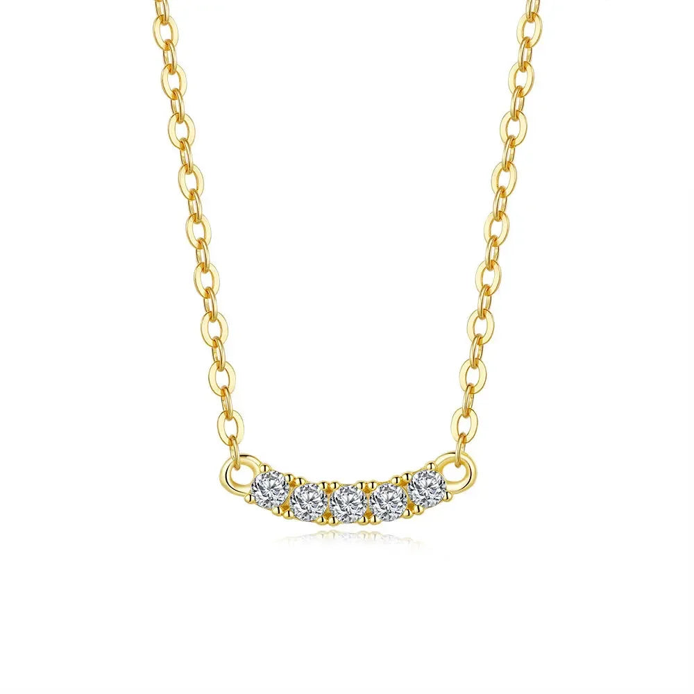 Collier chaîne pendentif cinq pierres en argent plaqué or jaune et diamants sur fond blanc.