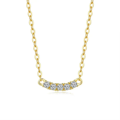 Collier chaîne pendentif cinq pierres en argent plaqué or jaune et diamants sur fond blanc.